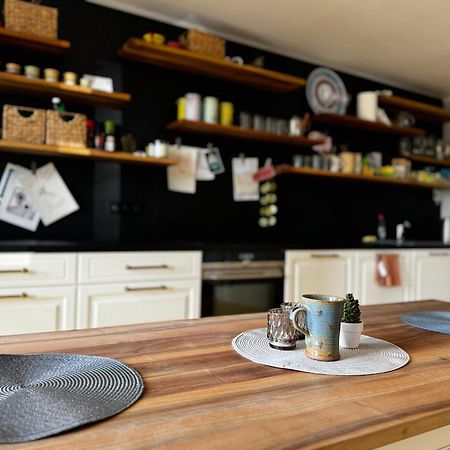 Knk Vibrant Central Spacious Hideaway Apartman Hradec Králové Kültér fotó