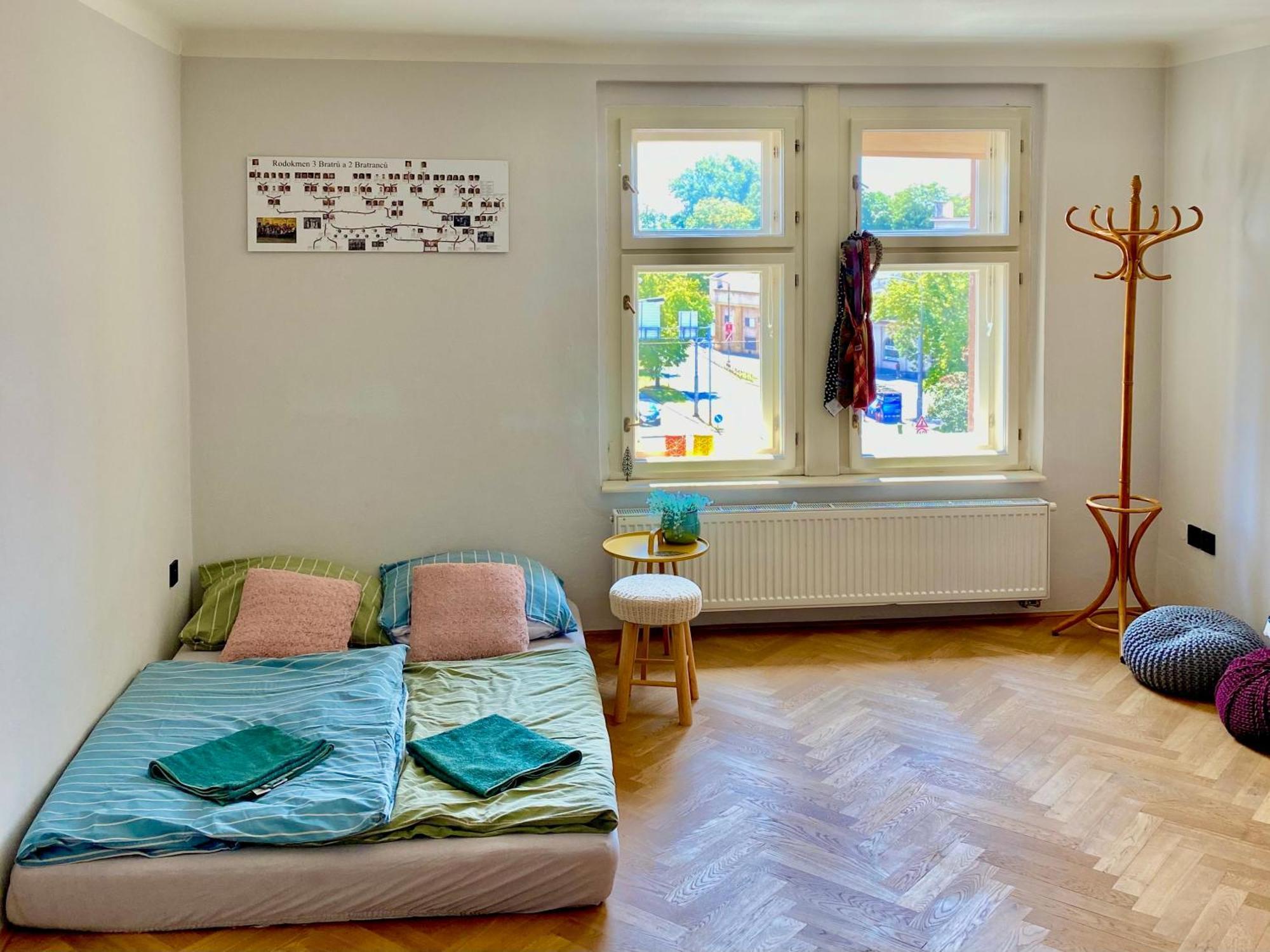 Knk Vibrant Central Spacious Hideaway Apartman Hradec Králové Kültér fotó